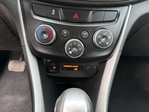 Used 2022 Chevrolet Trax LT w/ Premium Seat Package AWD/4WD image 22