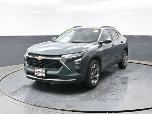 Used 2025 Chevrolet Trax LT FWD image 10
