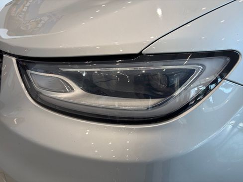 Used 2024 Chrysler Pacifica Limited FWD image 9