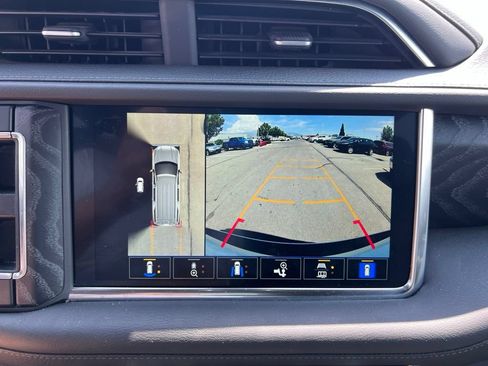 Used 2022 GMC Yukon Denali AWD/4WD image 16