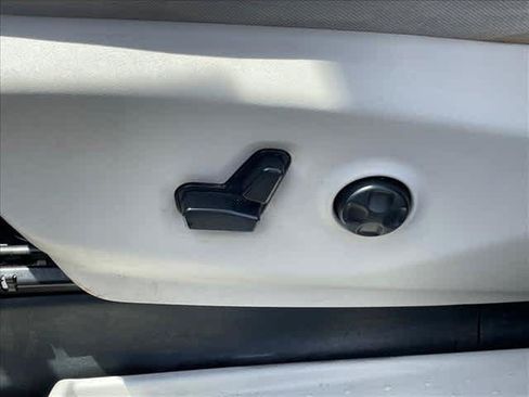 Used 2021 Chrysler Pacifica Touring-L FWD image 18