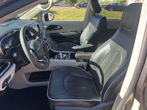 Used 2023 Chrysler Pacifica Limited FWD image 16