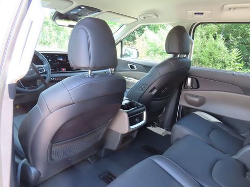 Certified 2026 Kia Carnival EX FWD image 33