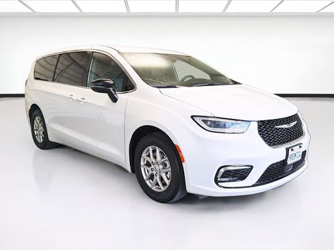 Used 2025 Chrysler Pacifica Select FWD image 3