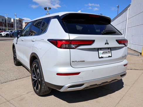 Used 2025 Mitsubishi Outlander SE AWD/4WD image 3