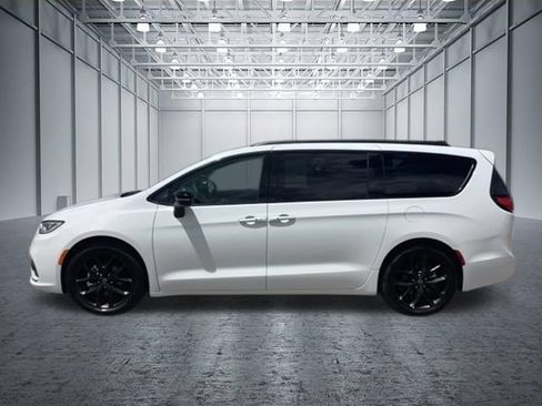 Used 2025 Chrysler Pacifica Limited FWD image 2