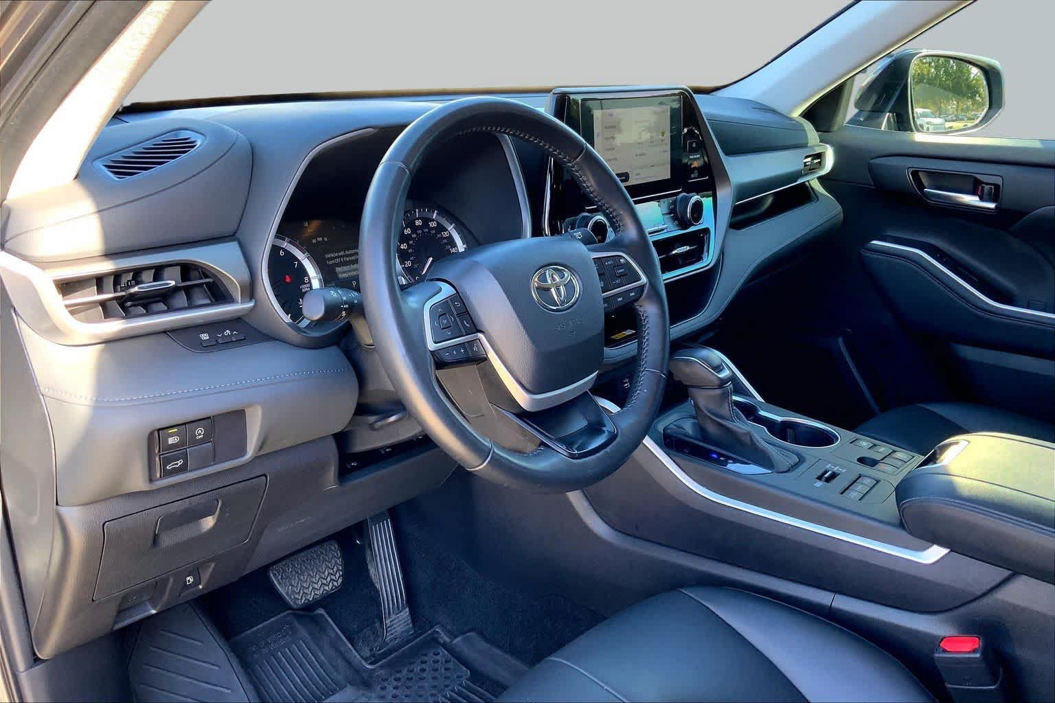 Used 2024 Toyota Highlander XLE AWD/4WD image 18
