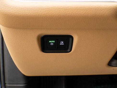 Used 2025 Porsche Cayenne image 20