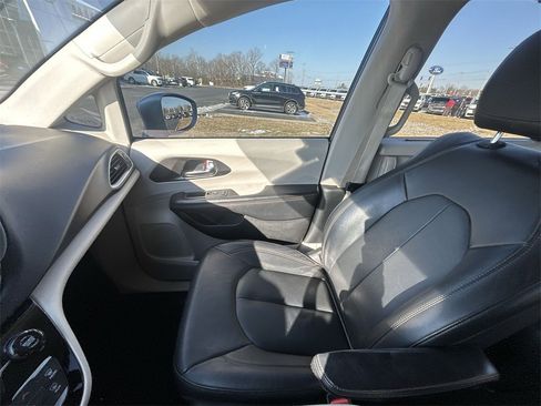 Used 2020 Chrysler Pacifica Touring-L image 13