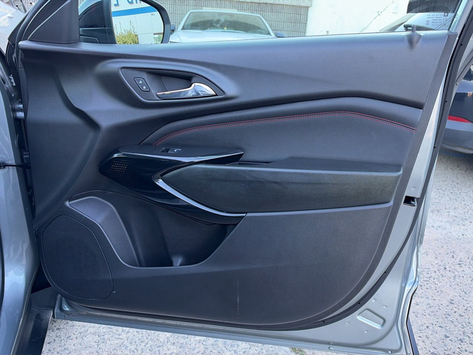 Used 2025 Chevrolet Trax RS w/ Sunroof Package FWD image 17