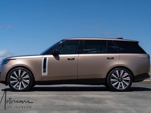 Used 2023 Land Rover Range Rover SV image 2