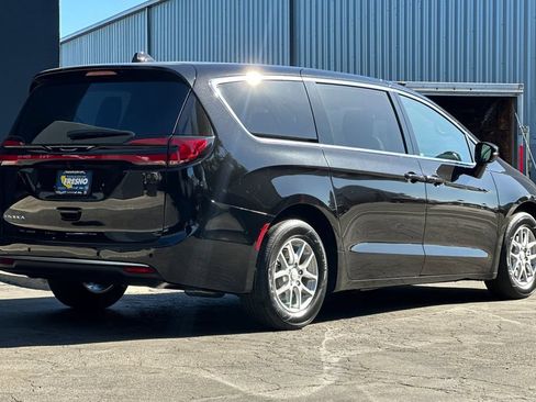 New 2027 Chrysler Pacifica Select FWD image 4