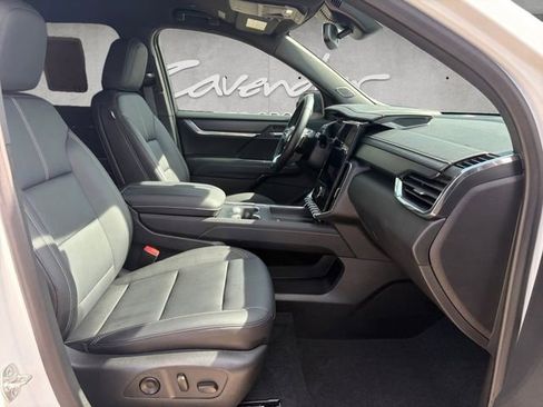 Used 2025 GMC Acadia Elevation w/ Elevation Premium Package FWD image 24