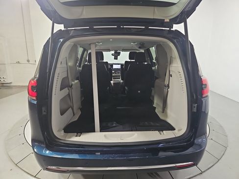 Used 2023 Chrysler Pacifica Touring-L AWD/4WD image 22