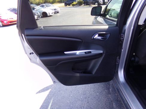 Used 2017 Dodge Journey SE w/ Flexible Seating Group image 19