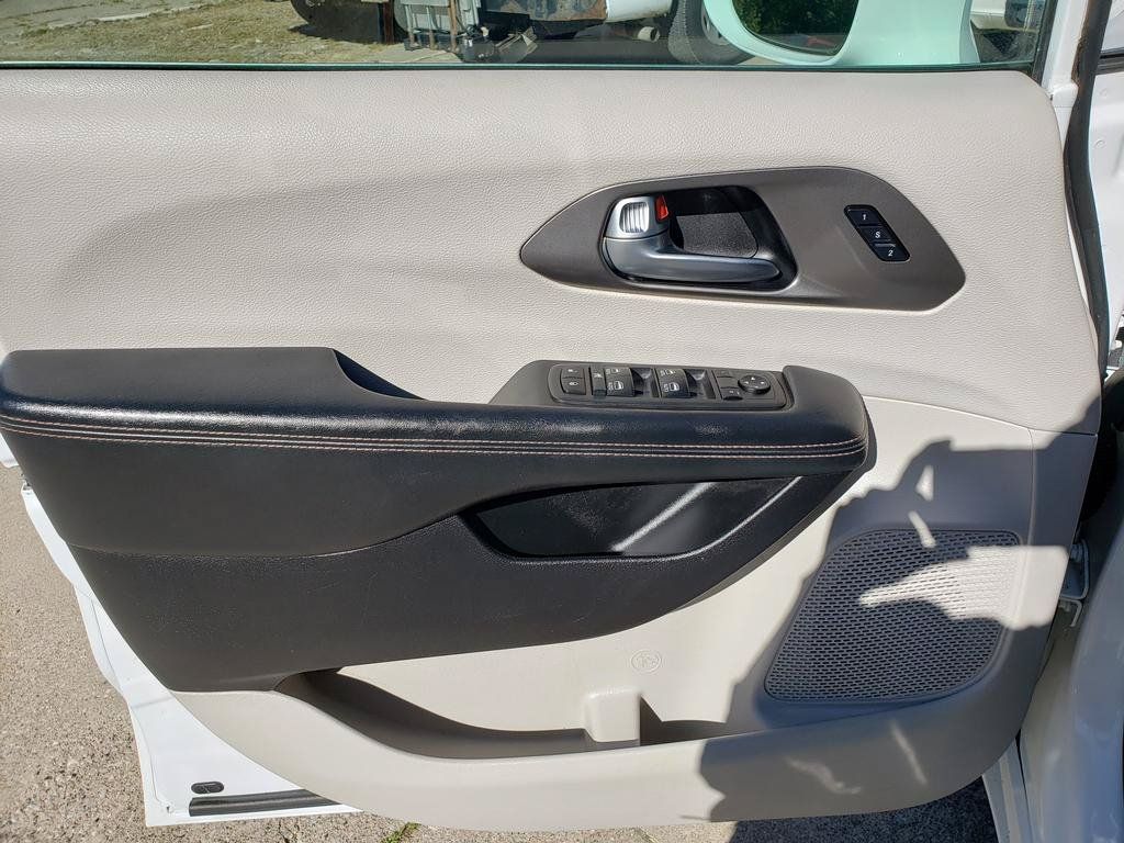 Used 2020 Chrysler Pacifica Touring-L Plus FWD image 11