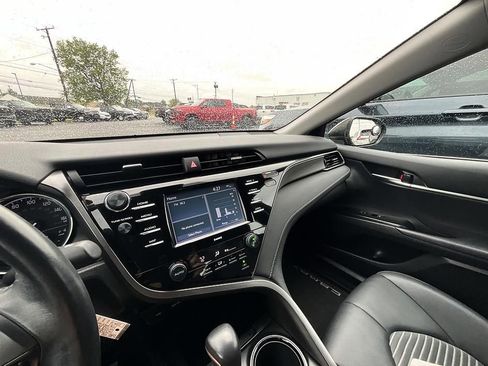 Used 2020 Toyota Camry SE FWD image 18