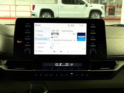 Used 2023 Toyota Sienna Limited AWD/4WD image 18