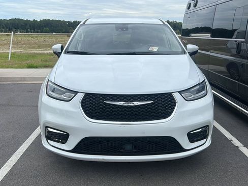 Used 2023 Chrysler Pacifica Touring-L FWD image 2