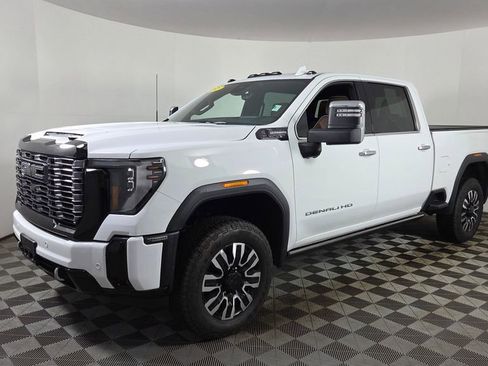 Used 2025 GMC Sierra 2500 Denali Ultimate AWD/4WD image 3