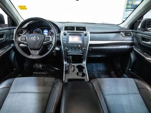 Used 2017 Toyota Camry SE w/ Moonroof Package image 12