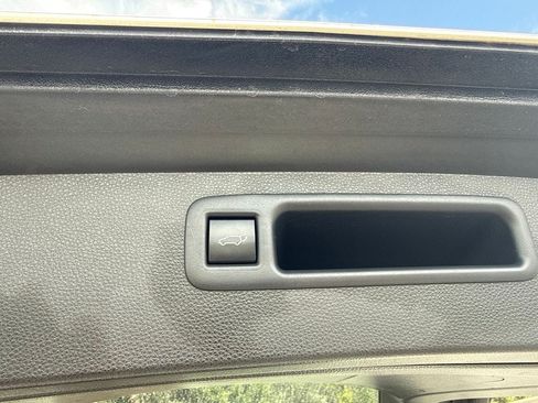 Used 2021 Toyota Highlander XLE AWD/4WD image 12