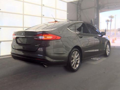 Used 2017 Ford Fusion SE FWD image 2