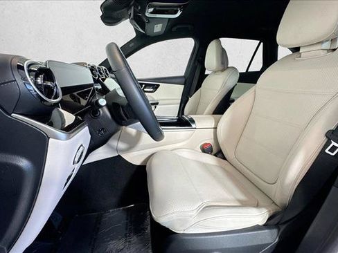 Used 2025 Mercedes-Benz GLC 300 image 19