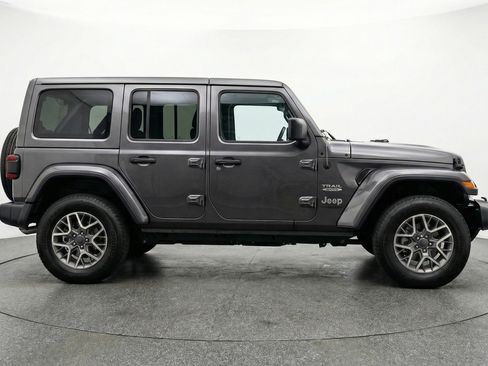 Used 2025 Jeep Wrangler Unlimited Sahara AWD/4WD image 11