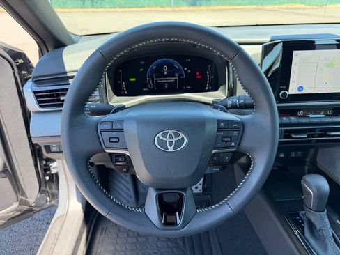 Used 2025 Toyota Camry SE FWD image 19