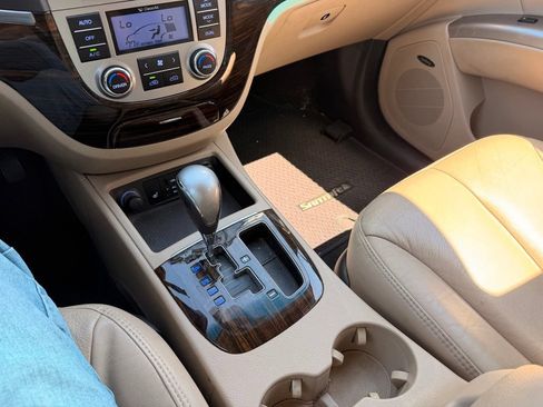 Used 2012 Hyundai Santa Fe Limited w/ Navigation Pkg 4 FWD image 23
