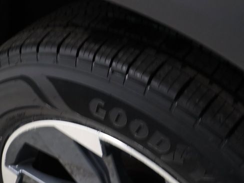 Certified 2025 Nissan Rogue SV image 19