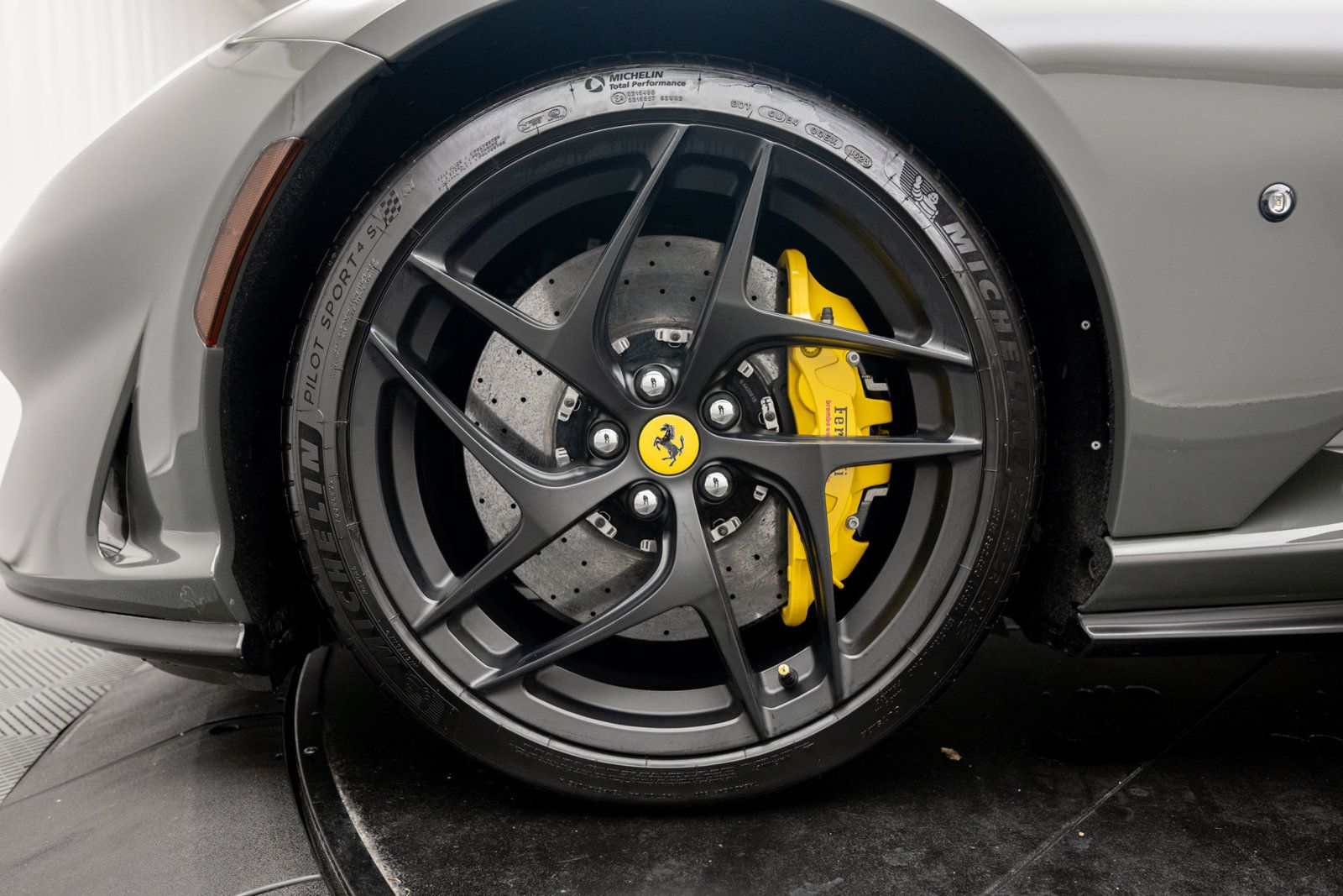 Used 2020 Ferrari 812 Superfast RWD image 40