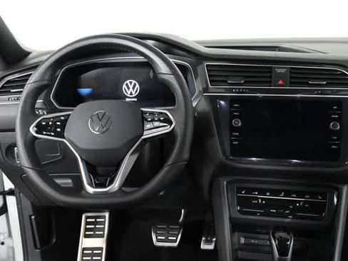 Used 2024 Volkswagen Tiguan SE R-Line FWD image 3