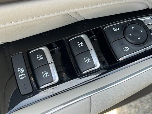 Used 2023 Kia Sorento SX Prestige image 12