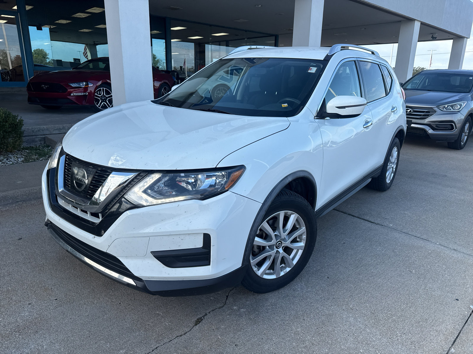 Used 2017 Nissan Rogue SV AWD/4WD image 2
