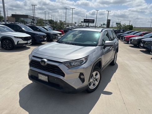 Used 2019 Toyota RAV4 XLE FWD image 2