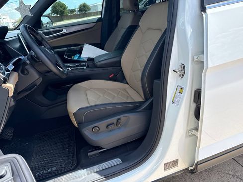 Used 2025 Volkswagen Atlas Cross Sport SE FWD image 11