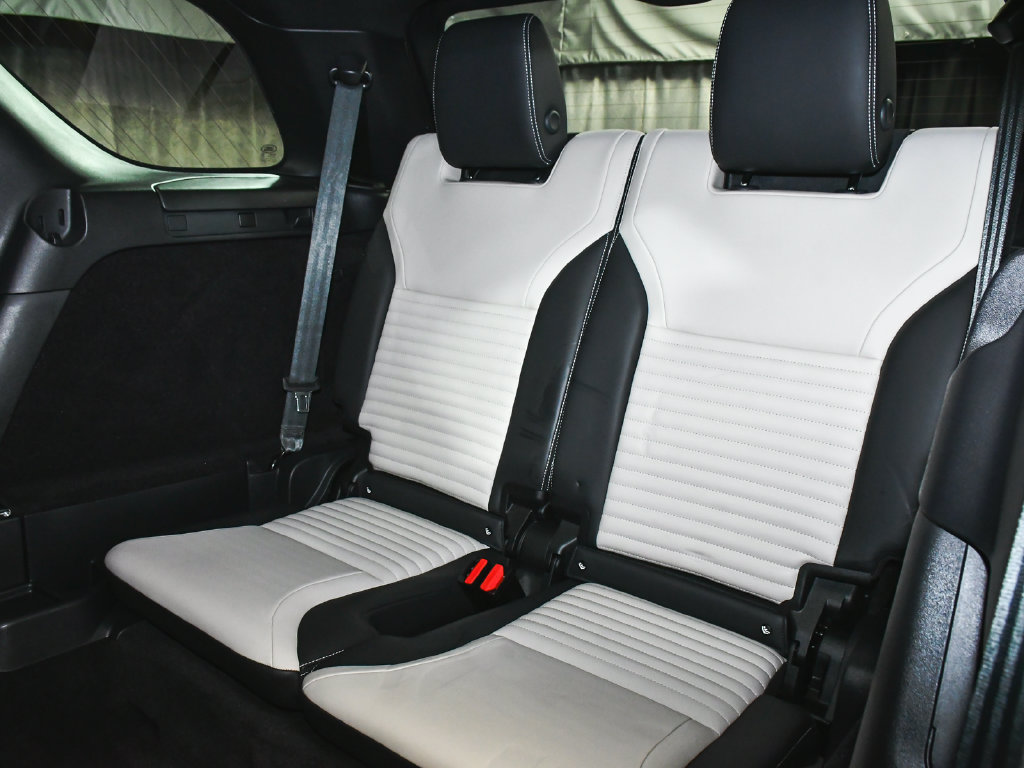 Used 2024 Land Rover Discovery Dynamic SE AWD/4WD image 61
