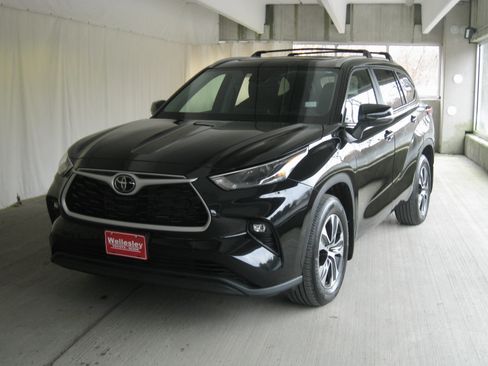 Used 2023 Toyota Highlander XLE image 27