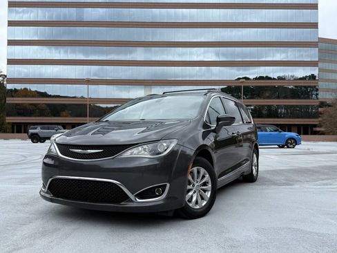 Used 2017 Chrysler Pacifica Touring-L image 2