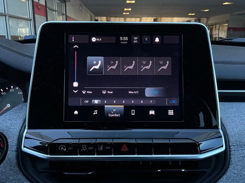 Used 2025 Jeep Compass Latitude image 30