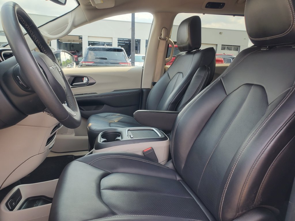 Used 2024 Chrysler Pacifica Touring-L FWD image 4