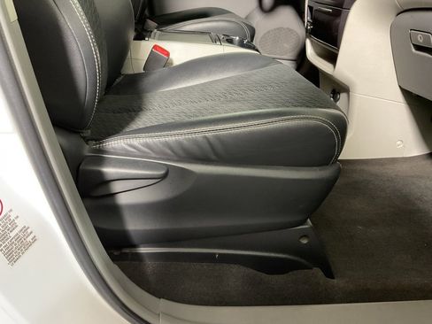 Used 2012 Toyota Sienna SE image 28