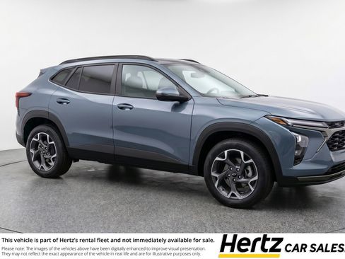 Used 2025 Chevrolet Trax LT FWD image 1