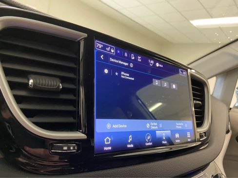 Used 2024 Chrysler Pacifica Touring-L image 28