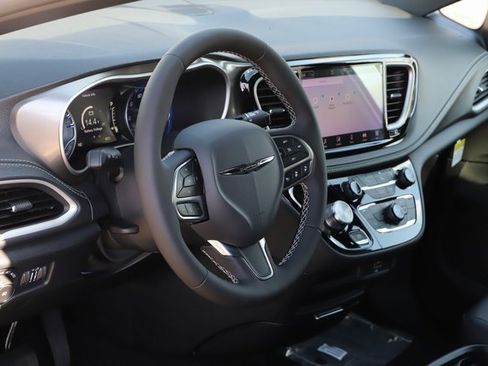New 2026 Chrysler Pacifica Select image 13