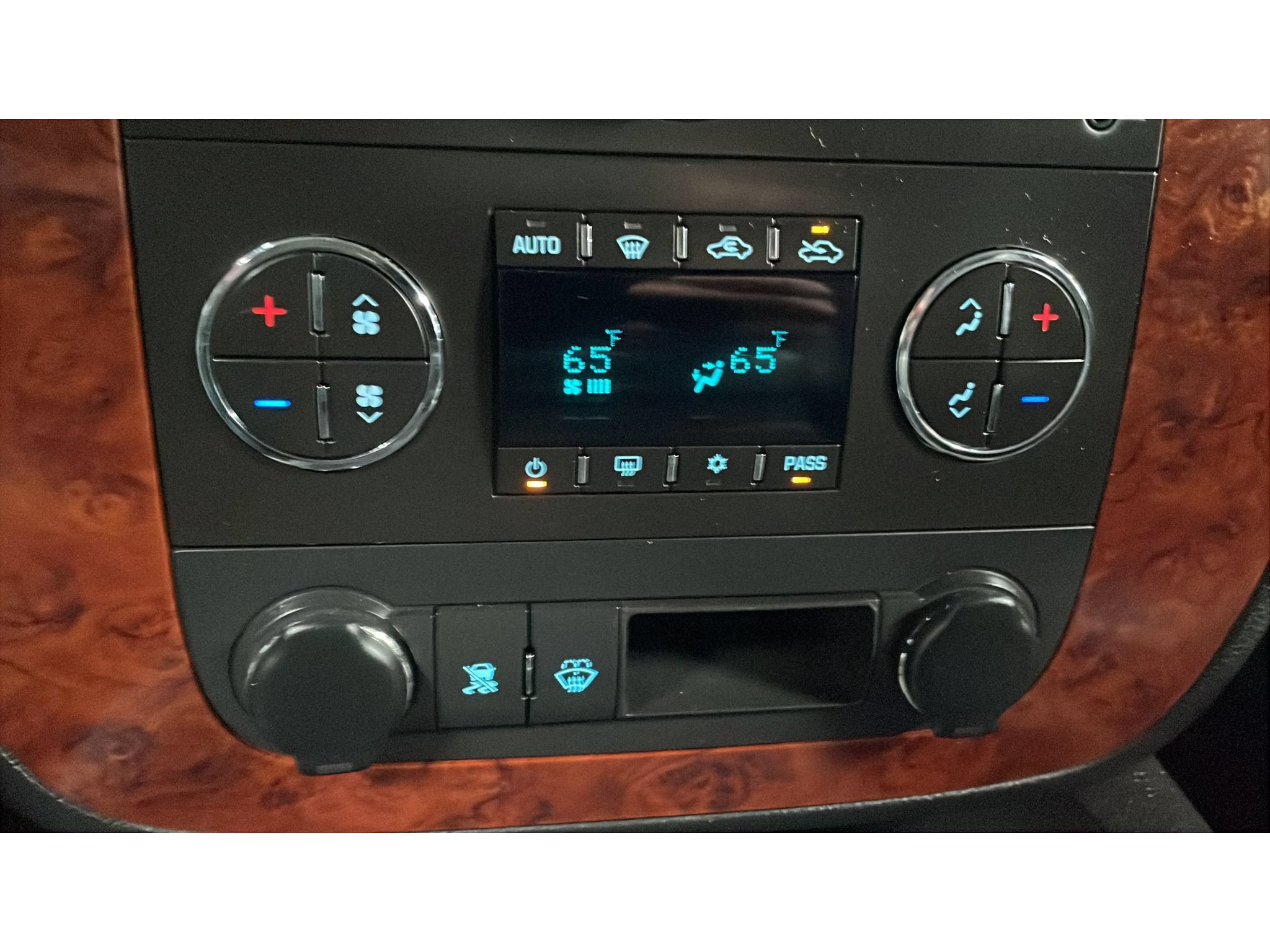 Used 2009 Chevrolet Silverado 2500 LTZ w/ LTZ Plus Package AWD/4WD image 13