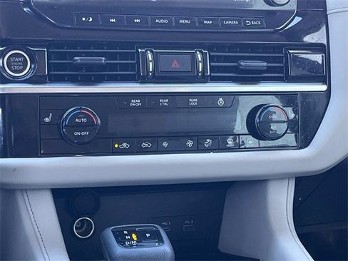 Used 2023 Nissan Pathfinder SL image 16