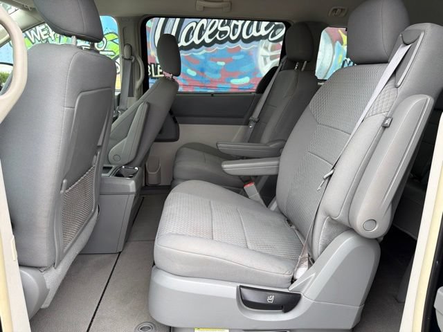 Used 2009 Chrysler Town & Country Touring w/ Entertainment Group #2 FWD image 18